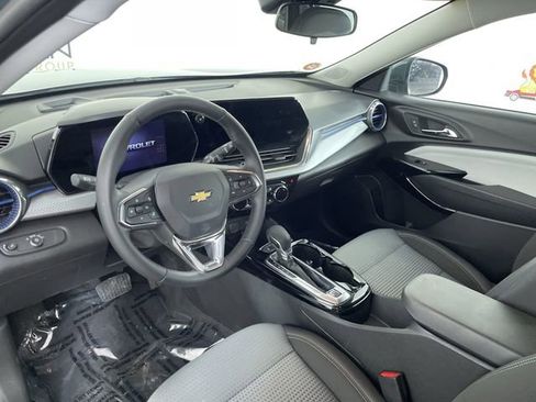 Used 2025 Chevrolet Trax LT w/ LT Convenience Package image 20