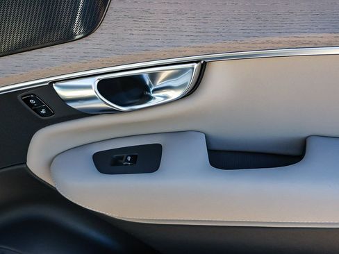 New 2026 Volvo XC90 T8 Plus w/ Protection Package Premier image 18