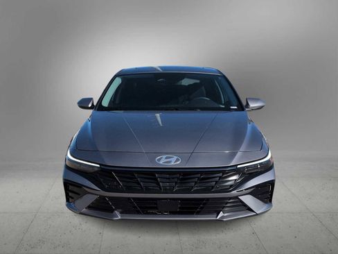 Certified 2025 Hyundai Elantra Limited image 3