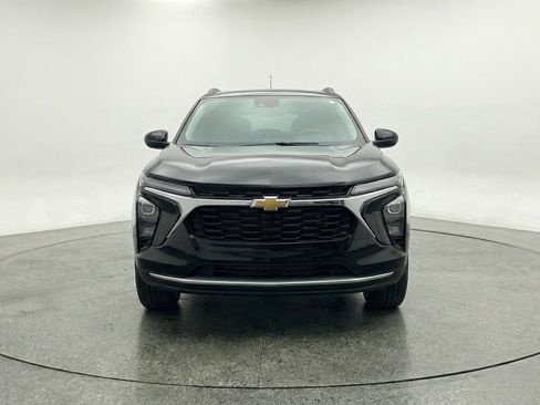 Used 2025 Chevrolet Trax LT w/ LT Convenience Package image 2