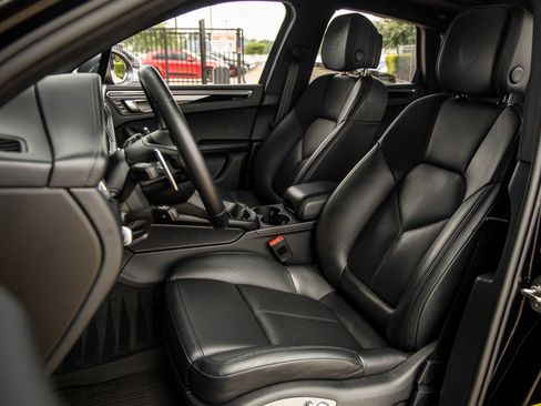 Certified 2023 Porsche Macan Turbo image 5