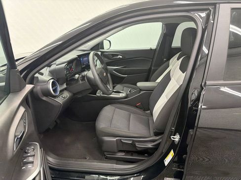Used 2025 Chevrolet Trax LS FWD image 9