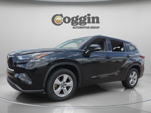 Used 2022 Toyota Highlander L FWD image 1