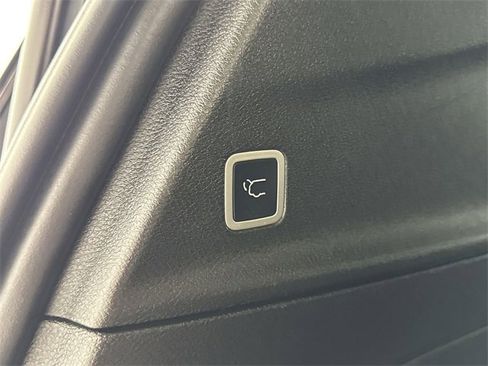 Used 2025 Chrysler Pacifica Limited image 28