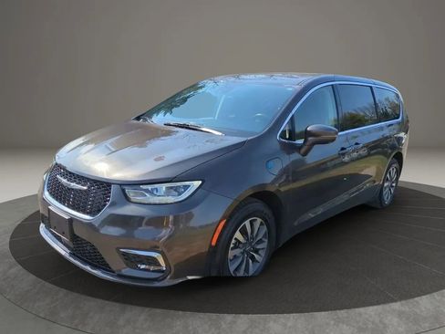 Used 2022 Chrysler Pacifica Touring-L w/ Uconnect Theater Family Group FWD image 1