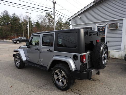 Used 2017 Jeep Wrangler Unlimited Sahara w/ Connectivity Group image 4