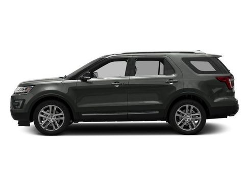 Used 2017 Ford Explorer XLT w/ Equipment Group 202A FWD image 3