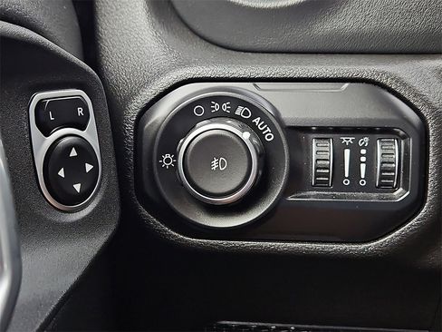 Used 2020 Jeep Wrangler Unlimited Sahara image 23