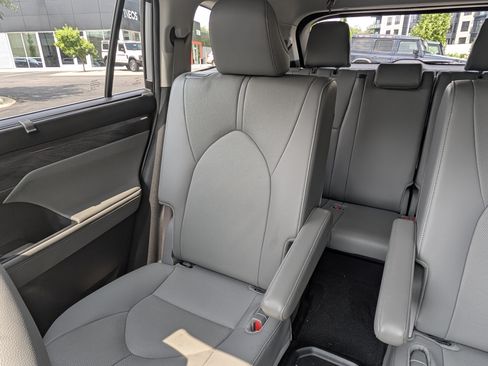 Used 2024 Toyota Highlander Limited AWD/4WD image 12