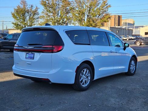 New 2026 Chrysler Pacifica Select image 5
