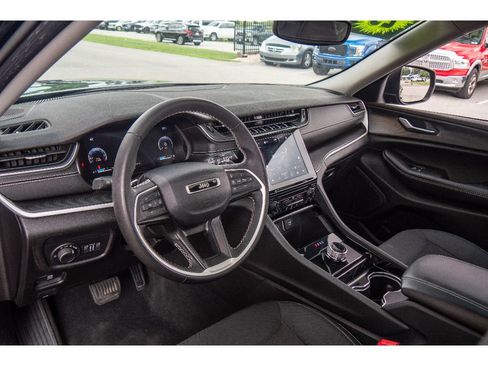 Used 2023 Jeep Grand Cherokee Laredo AWD/4WD image 12
