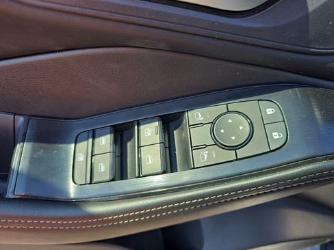 Used 2025 Nissan Rogue SV AWD/4WD image 17