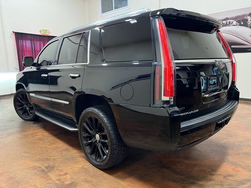 Used 2018 Cadillac Escalade Luxury RWD image 2