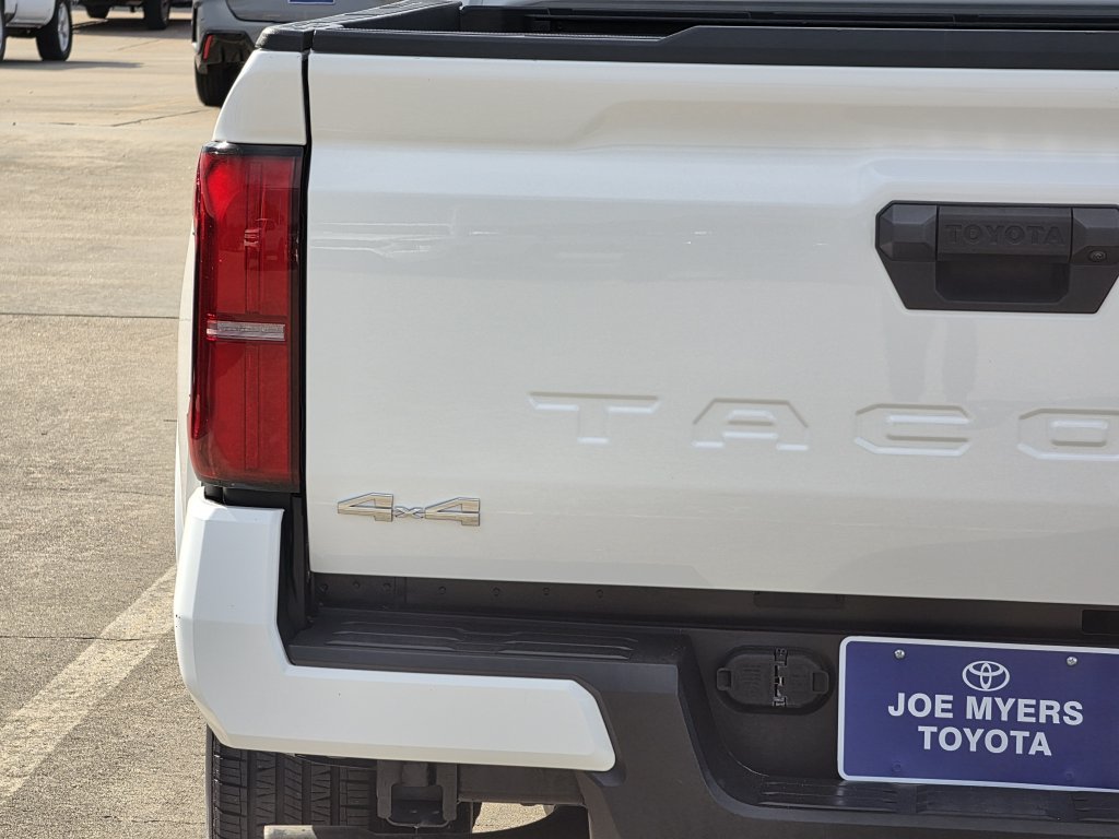 Used 2024 Toyota Tacoma SR5 AWD/4WD image 10
