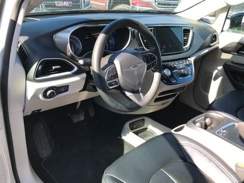 Used 2024 Chrysler Pacifica Touring-L image 3