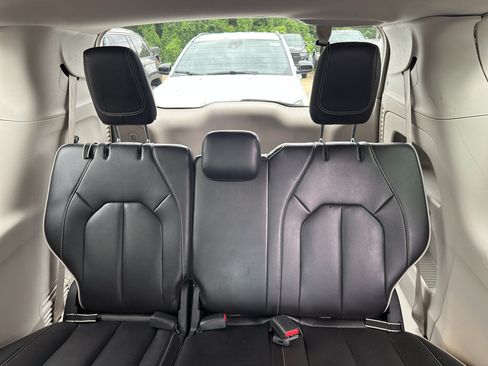 Used 2023 Chrysler Pacifica Limited FWD image 24