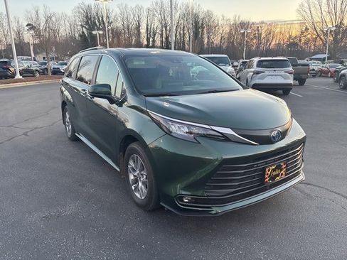 Used 2025 Toyota Sienna XLE image 3