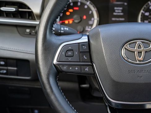 Used 2020 Toyota Highlander LE AWD/4WD image 14