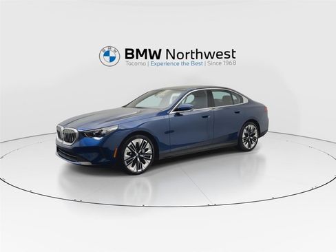 Used 2025 BMW 530i xDrive w/ Premium Package image 9