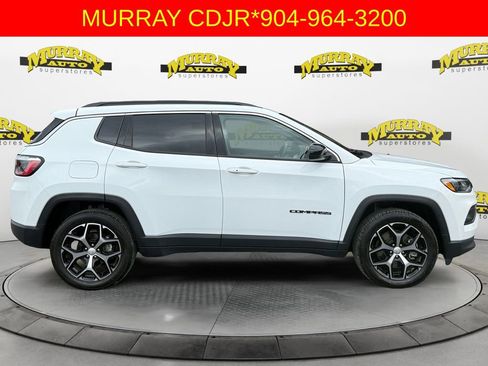Used 2024 Jeep Compass Latitude image 6