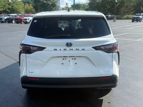 Used 2025 Toyota Sienna LE FWD image 6