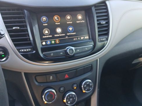 Used 2018 Chevrolet Trax LT w/ LT Convenience Package image 11