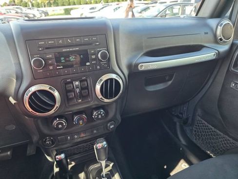 Used 2016 Jeep Wrangler Unlimited Rubicon w/ Connectivity Group AWD/4WD image 16
