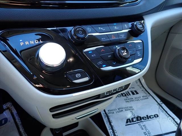 Used 2024 Chrysler Pacifica Touring-L FWD image 22