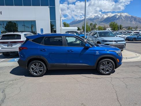 Used 2023 Kia Seltos LX AWD/4WD image 2