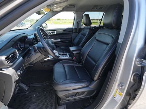 Used 2020 Ford Explorer XLT w/ Equipment Group 202A AWD/4WD image 17
