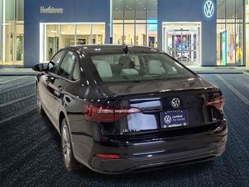 Used 2024 Volkswagen Jetta SE image 3