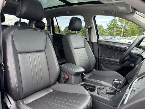 Used 2024 Volkswagen Tiguan SE w/ Panoramic Sunroof Package AWD/4WD image 17