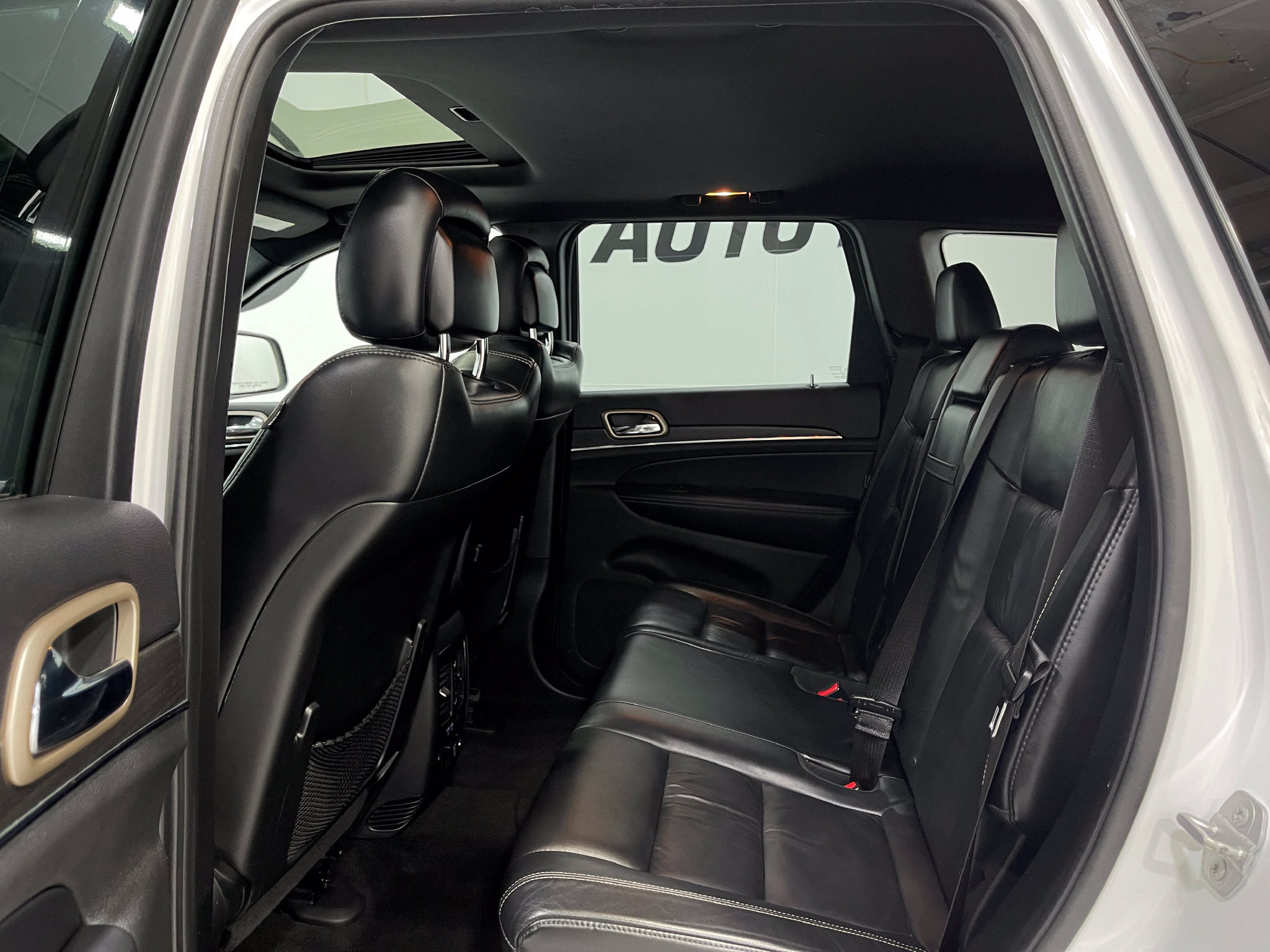 Used 2015 Jeep Grand Cherokee Limited w/ Trailer Tow Group IV AWD/4WD image 29