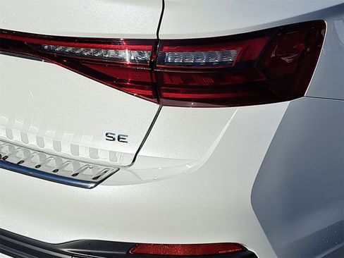 Certified 2025 Volkswagen Jetta SE w/ Sunroof Package image 35