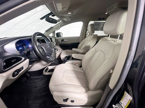 Used 2020 Chrysler Pacifica Touring-L w/ Premium Audio Group image 14