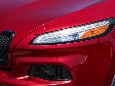 Used 2017 Jeep Cherokee High Altitude FWD image 2