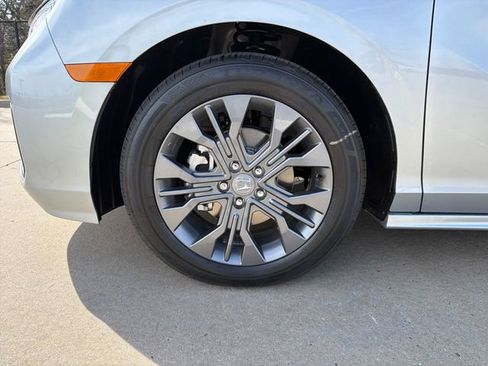 New 2026 Honda Odyssey Touring image 9