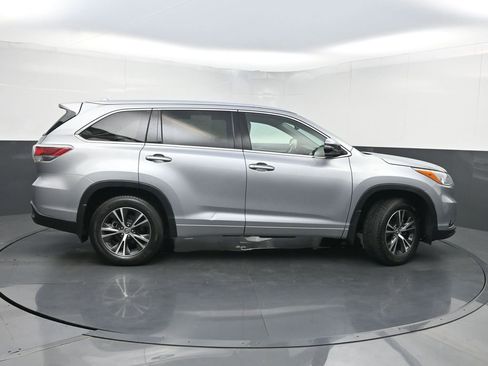 Used 2016 Toyota Highlander XLE AWD/4WD image 42