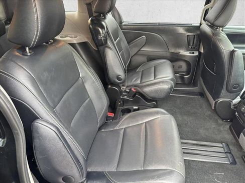 Used 2017 Toyota Sienna SE Premium image 21