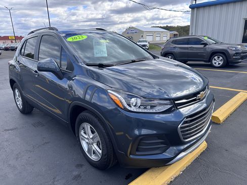 Used 2022 Chevrolet Trax LT w/ LT Convenience Package image 2