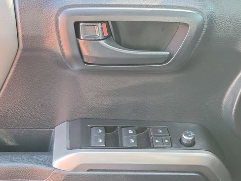 Used 2018 Toyota Tacoma SR5 RWD image 14