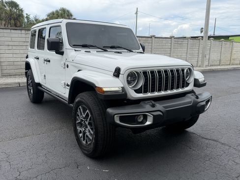 Used 2025 Jeep Wrangler Unlimited Sahara w/ Safety Group AWD/4WD image 8