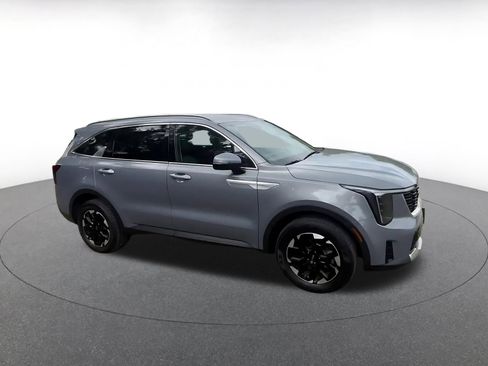 Used 2024 Kia Sorento S image 2