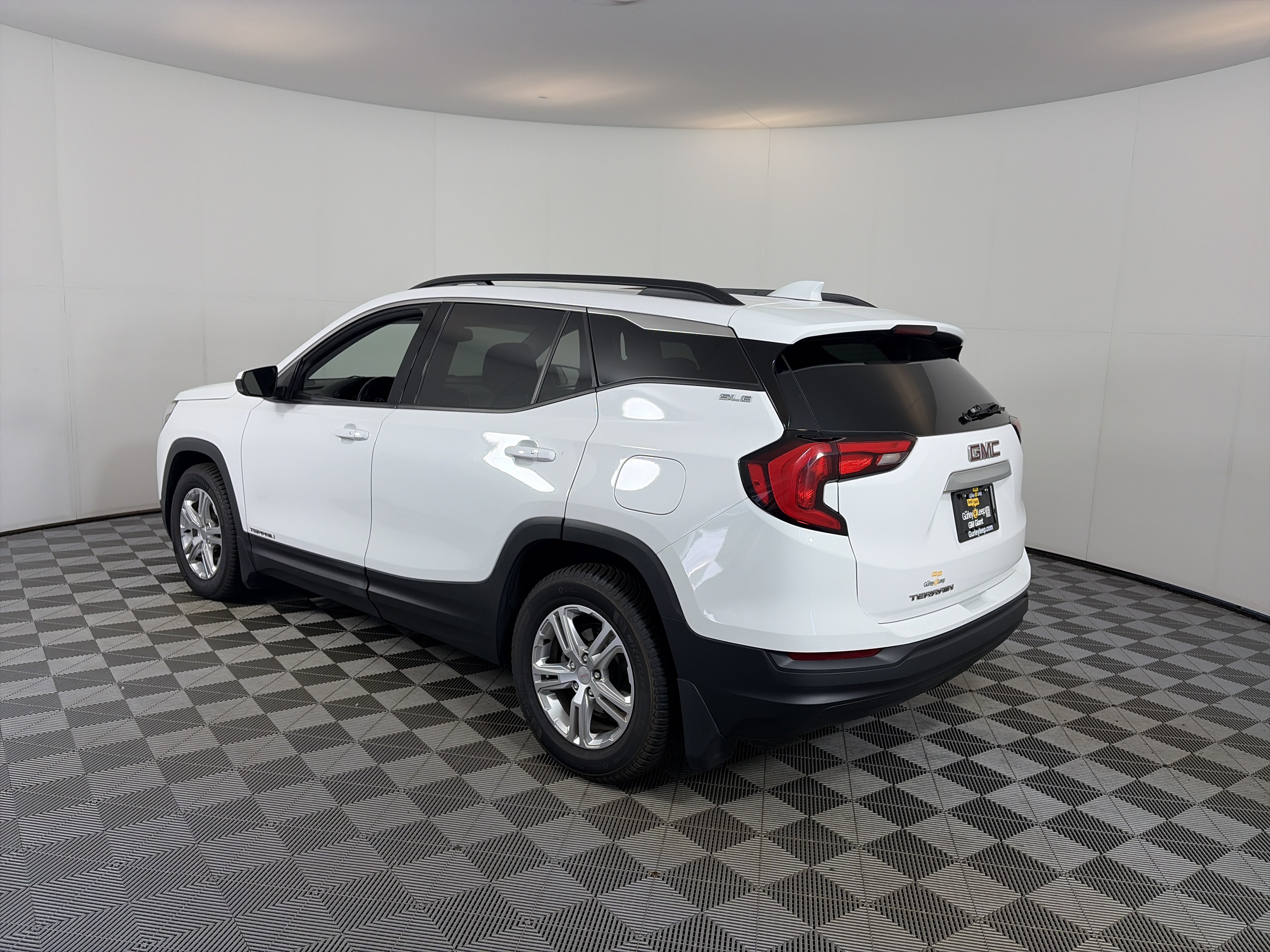 Used 2018 GMC Terrain SLE w/ Driver Convenience Package FWD image 3