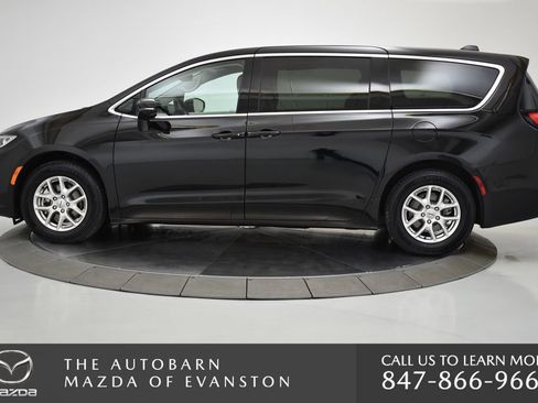 Used 2024 Chrysler Pacifica Touring-L image 15