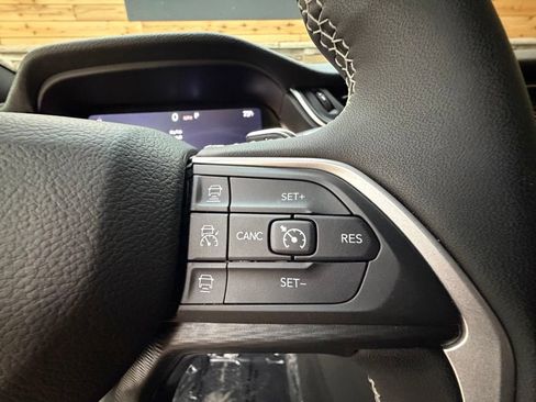 Used 2025 Jeep Grand Cherokee Altitude AWD/4WD image 33