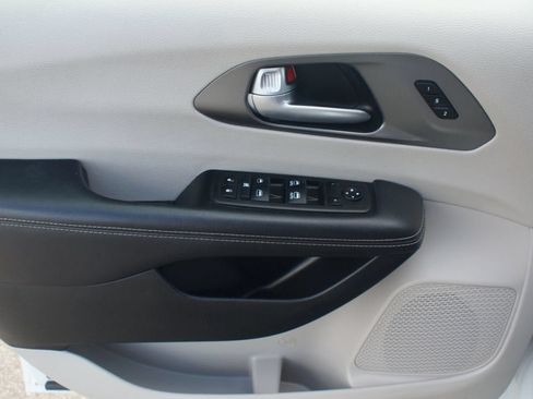 Used 2024 Chrysler Pacifica Touring-L FWD image 28