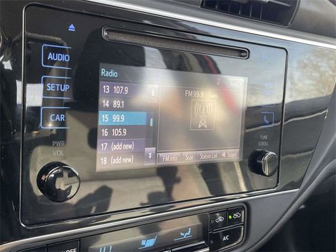 Used 2018 Toyota Corolla LE image 28