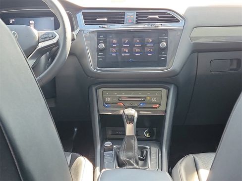 Used 2022 Volkswagen Tiguan SE image 17