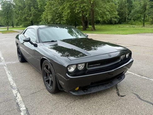 Used 2009 Dodge Challenger SRT8 w/ SRT Option Group II RWD image 3